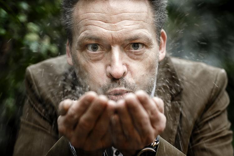Frøfeber. Chiafrø er et af de produkter, som danskerne i den grad har taget til sig. Her det den største distributør af frøene i Danmark, Martin L. Toft, der siden 2009 har set salget af chiafrø mangedoble. 