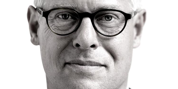 Farvel. »Lige så vel som en sømand ikke skal brokke siog over havet, skal en folketingsmand heller ikke brokke sig over medierne, så det lader jeg være med«, siger Carl Holst. 