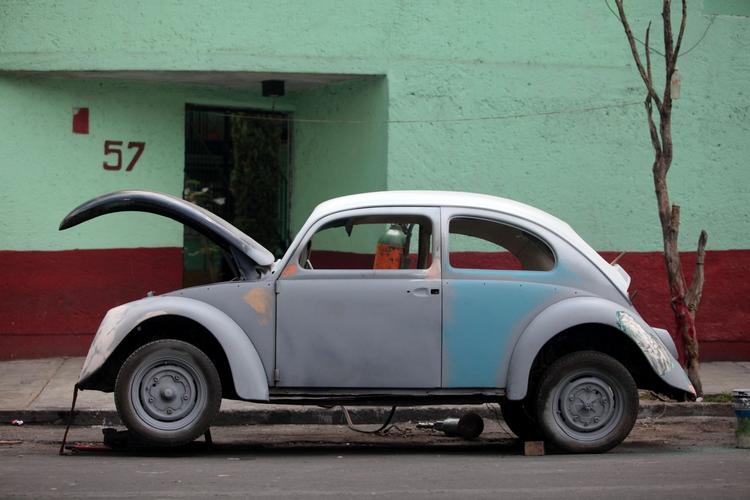 FÆRDIG. Den klassiske VW-boble ville umuligt kunne leve op til nutidens emissionskrav. Dette afpillede eksemplar I Mexico har dog ikke forurenet luften i nogen tid. 
