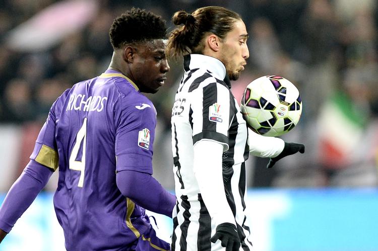 disciplinært. Juventus-spilleren Martin Caceres (th) var utrolig heldig med ikke at skade andre eller sig selv, da han pløjede ind i et busskur i påvirket tilstand. 