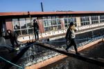Pram. En gruppe studerende fra Roskilde Universitet vil omdanne en henlagt kulpram til flydende læsesal i Københavns Havn. Der er nemlig rift om pladserne i hovedstadens læsesale. Fra venstre Joel Holse, Yuri Weisgard og Amalie Westborg Schiøtz. 