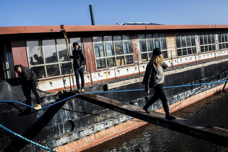 Pram. En gruppe studerende fra Roskilde Universitet vil omdanne en henlagt kulpram til flydende læsesal i Københavns Havn. Der er nemlig rift om pladserne i hovedstadens læsesale. Fra venstre Joel Holse, Yuri Weisgard og Amalie Westborg Schiøtz. 