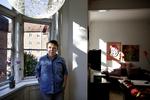 Dom. »Når vi taler situationer, hvor regnskaber på rigtig, rigtig mange millioner ikke holder, så kommer man nemt til at føle sig meget lille i et meget stort system«, siger Mette Herholdt Mertz, beboer i Klostergaarden. 