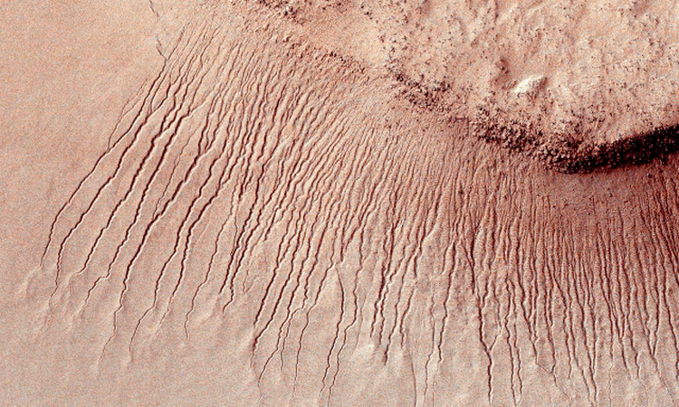 Vandmønster. I går blev det klart, at de dynamiske mønstre på overfladen er Mars er skabt af saltholdigt vand. Her ved bassinet fra nedslagskrateret Hellas. 