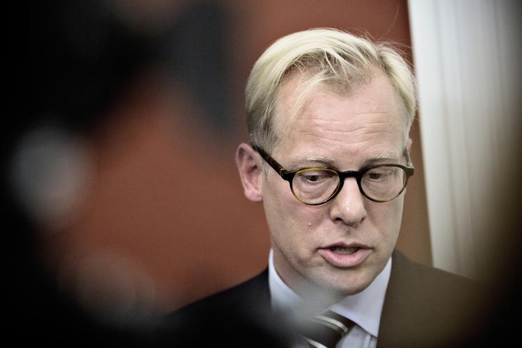 Nedtur. Carl Holsts bilagssager rammer lige dér, hvor det gør mest ondt på Løkke. 
