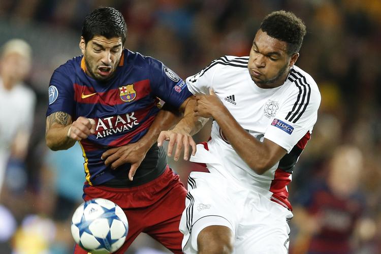 2-1. Barcelonas Luis Suarez var passiv passager i kampen mod Leverkusen, indtil han blev suppleret med et suverænt oplæg af indskiftede Munir El Haddadi, som var et lyspunkt på et rådvildt Barcelona-hold. 