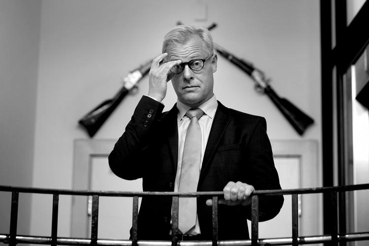 Exit. Med det hurtige farvel er der i lang tid fremover hamret en pæl igennem Carl Holsts ambitioner om at nå til tops i Venstre-hierarkiet. 