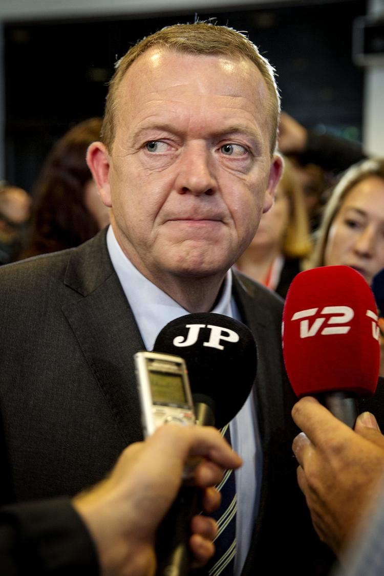 Rokade. Statsminister Lars Løkke Rasmussen, da han i går orienterede pressen om Carl Holsts afgang som forsvarsminister Ny minister præsenteres onsdag kl.11. 