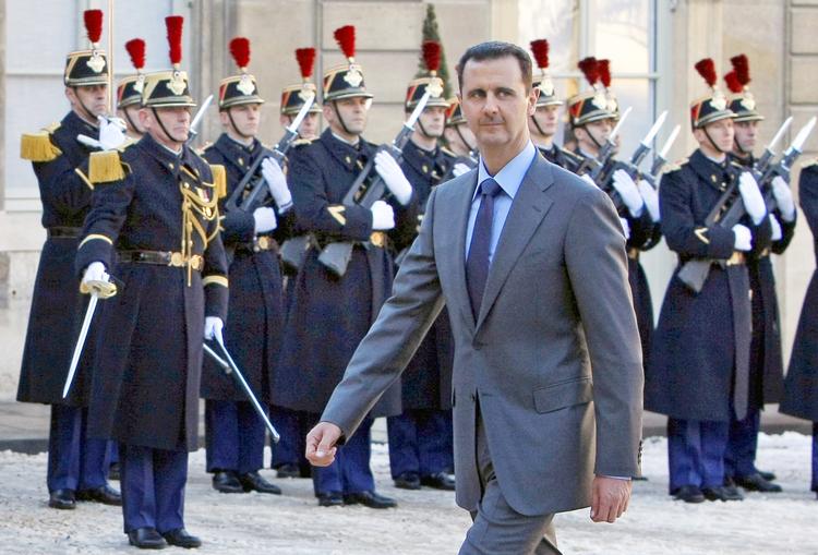 KRIGSFORBRYDERSAG? Bashar al-Assad har tidligere været modtaget med pomp og pragt i Paris som officiel gæst. Nu undersøger en anklagemyndighed, om der er grundlag for at rejse en krigsforbrydersag mod ham. 