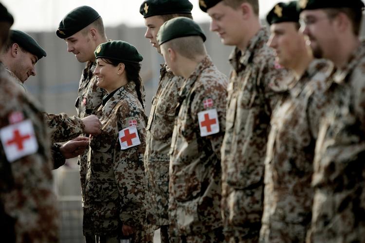 Erfaring. Soldaterforeningerne ønsker sig en erfaren politiker som ny forsvarsminister. Billeder er fra den danske lejr Camp Danevang uden for Basra i Irak. 