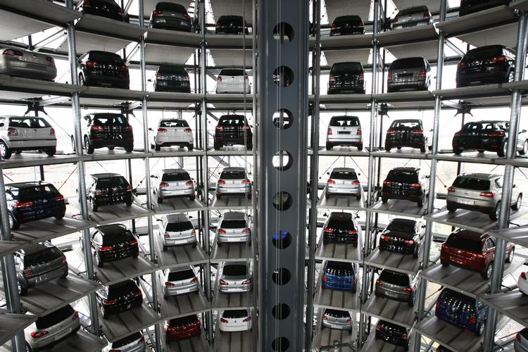 VW-mærket var indbegrebet af tysk præcision og ordentlighed, men det har skandalen ændret på. Her ses bilerne på fabrikkens lager i Wolfsburg. 