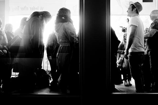 Silas Holst, der spiller med i musicalen i rollen som tv-værten Corny Collins, er dagens audition. Han er med hele dagen, og står til rådighed, hvis deltagerne har brug for råd og vejledning - en en lille peptalk. 