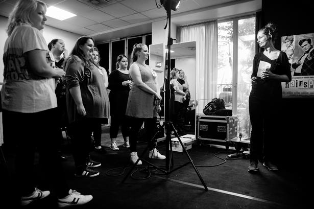 Bag scenen bliver der brieftet en sidste gang, inden første hold skal på scenen til fælles opvarmning med Silas Holst. 