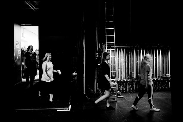 Musicaldrømmen lever stadig, mens deltagerne går ind på scenen. Men nogle af dem bliver sorteret fra, allerede efter deres sangprøve. 