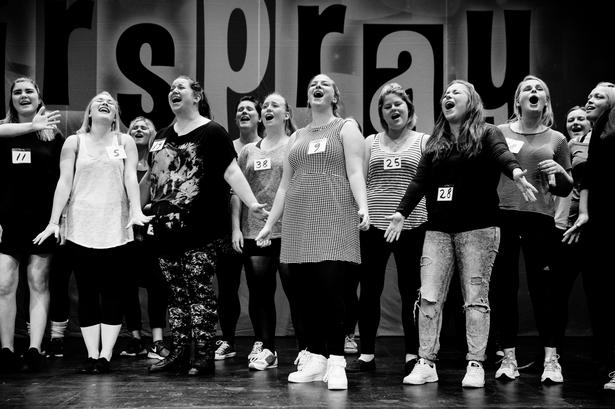 Som det mest naturlige i verden, synger alle med det samme med, da toner til sangen 'Goodmorning Baltimore' fra musicalen sættes på anlægget. 