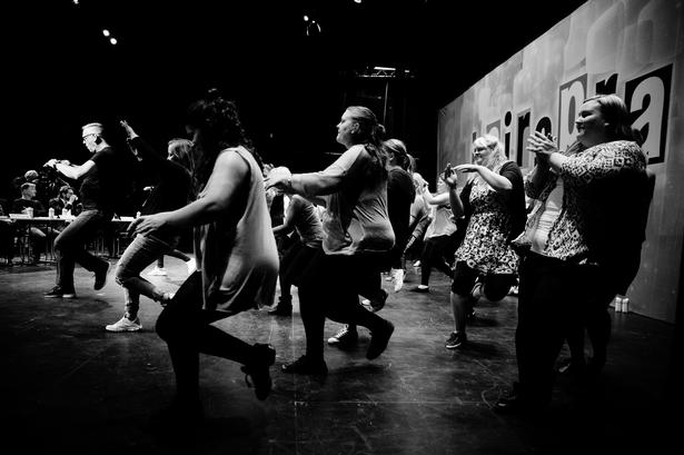 Musicalen koreograf Tim Zimmermann giver en smagsprøve på en af dansene til musicalen. Og deltagerne forsøger efter bedste evne at følge trop. 