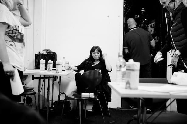 Ude bagved venter deltagerne på at synge for en plads i hitmusicalen, som udover Silas Holst også har navne som Martin Brygmann, Julie Zangenberg og Lene Nystrøm på rollelisten. 