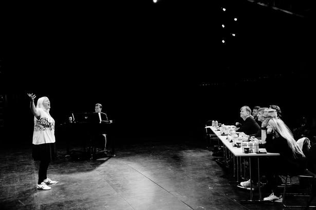 Men en ting er sikkert: De er alle kommet for at blive Danmarks næste musicalstjerne. Også Christina Charlotte, der her synger foran dommerpanelet med blandt andre underdirektør i Tivloi, Nikolaj Koppel, skuespiller Martin Brygmann, koreograf Tim Zimmermann og instruktør Anders Albien. 