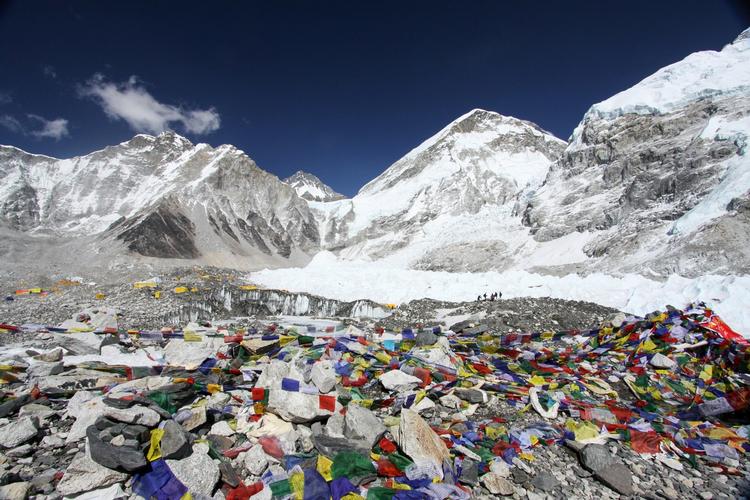 KATASTROFE. En lavine d. 18 april 2014 dræbte 17 mennesker nær Everest Base Camp. Foto: Tashi Sherpa / AP. 