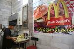 KOPIVARE. De seneste års blokade har betydet, at vestlige firmaer ikke kunne operere i Iran. Iranerne havde deres egen burgerkæde, Mash Donald's. 