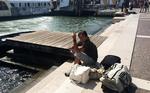 Venedig. Forfatter Erik Valeur ved en af kanalerne i Venedig, som han besøgte i august. Han sejlede ikke i gondol, for som han siger: »Det er for traditionelt, og man ligner en tegneseriefigur«. Privatfoto 