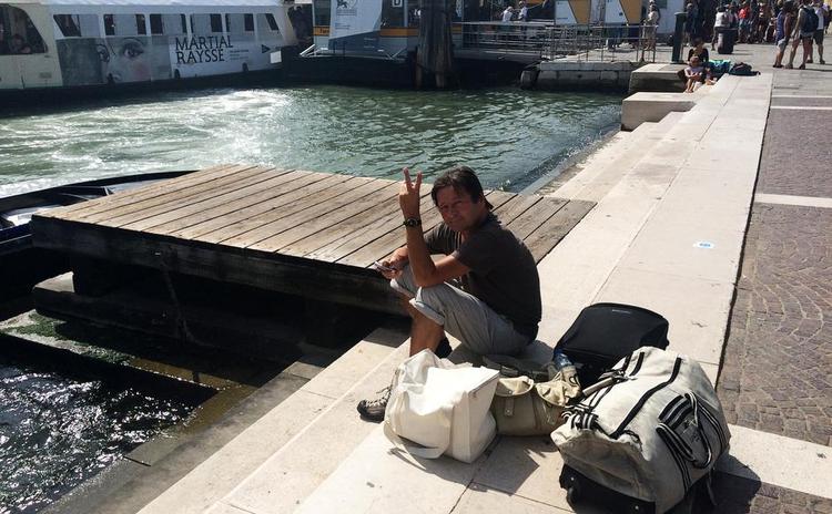 Venedig. Forfatter Erik Valeur ved en af kanalerne i Venedig, som han besøgte i august. Han sejlede ikke i gondol, for som han siger: »Det er for traditionelt, og man ligner en tegneseriefigur«. Privatfoto 