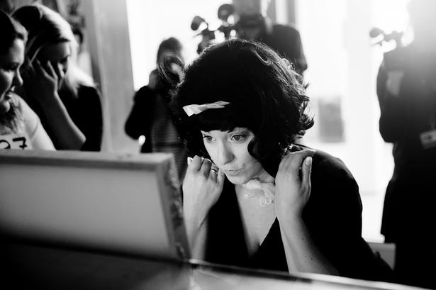 300 håbefulde, unge kvinder har indsendt en auditionvideo. Af dem er 60 blevet valgt ud til næste runde, hvor der skal synges og danses foran et dommerpanel. 