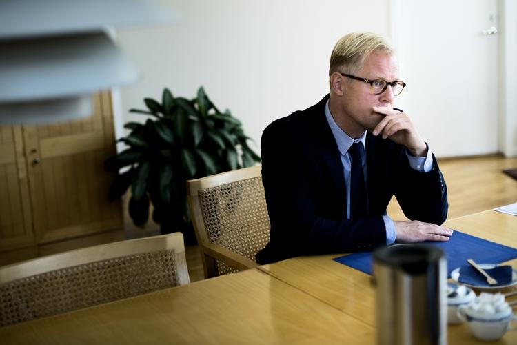 Carls Holst måtte gå af, og blev erstattet af den genfødte Peter Christensen 