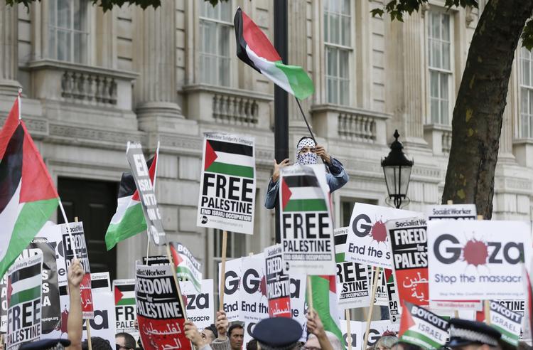 Protest. Pro-palæstinensiske demonstranter tørner sammen med pro-israelske demonstranter i London. En stor del lande anerkender ikke Palæstina. 