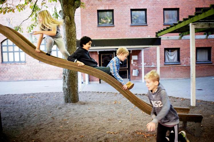 Misforståelse. På en måde var det med Muhammedtegningerne nok bare lidt en misforståelse. Det begyndte som en joke. Og så blev det meget, meget alvorligt, mener Ida Marie, Ilias og Johan på rutsjebanen og Thorbjørn i forgrunden. 