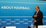 Platini. Franskmanden er blevet kædet sammen med uregelmæssigheder i forbindelse med en undersøgelse af den nuværende Fifa-boss Sepp Blatter. Platini havde inden sagen fået opbakning fra flere nationale forbund til den kommende præsidentvalgkamp, men nu forholder store nationer som Tyskland og England sig tøvende i forhold til ham. 