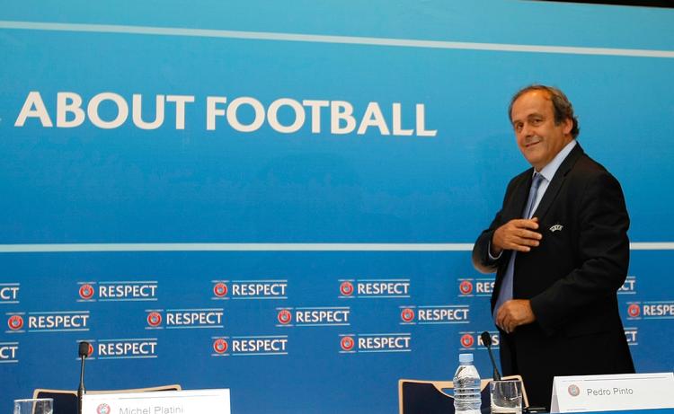 Platini. Franskmanden er blevet kædet sammen med uregelmæssigheder i forbindelse med en undersøgelse af den nuværende Fifa-boss Sepp Blatter. Platini havde inden sagen fået opbakning fra flere nationale forbund til den kommende præsidentvalgkamp, men nu forholder store nationer som Tyskland og England sig tøvende i forhold til ham. 