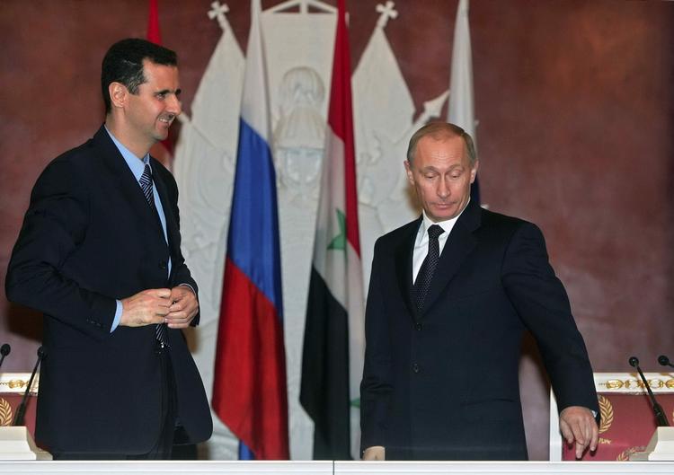 Millitærstøtte. Her ses Assad og Putin sammen tilbage i 2005. Nu slår Putin fast, at kampen mod terror er en luftmission. Der vil ikke blive indsat landtropper. 