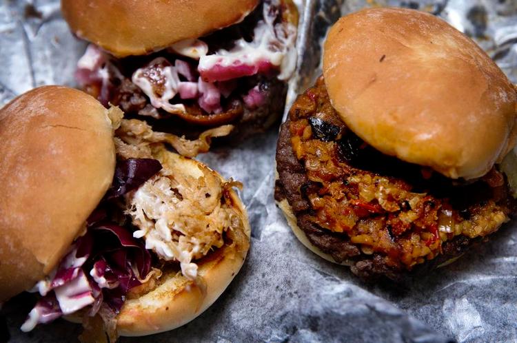 Miniature. Burgerne er små, og de kan spises i tre-fire mundfulde. 