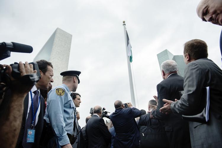 Premiere. I dag blev det palæstinensiske flag første gang hejst foran FN-bygningen i New York. 