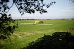 sprøjtetid. På Lars Nielsens marker ved Otterup på Fyn bliver der sprøjtet i disse dage - dog ikke med midlet Boxer, som indeholder prosulfocarb, for det må ikke bruges i solskinsvejr på grund af risikoen for fordampning, understreger han. »Vi gør utroligt meget for at bruge de bekæmpelsesmidler vi har rigtigt og i så små mængder som muligt«, siger han. Foto: Asbjørn Sand 