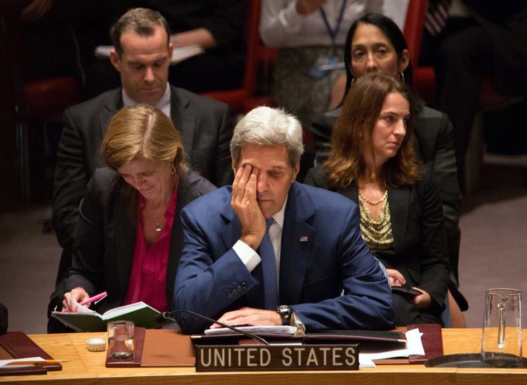 Træthed. Udenrigsminister John Kerry lignede undervejs i dagens debat en mand, der var temmelig træt af det hele. 
