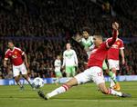 2-1. Med det yderste af en fremstrakt tå blev Chris Smalling matchvinder for Manchester United. 