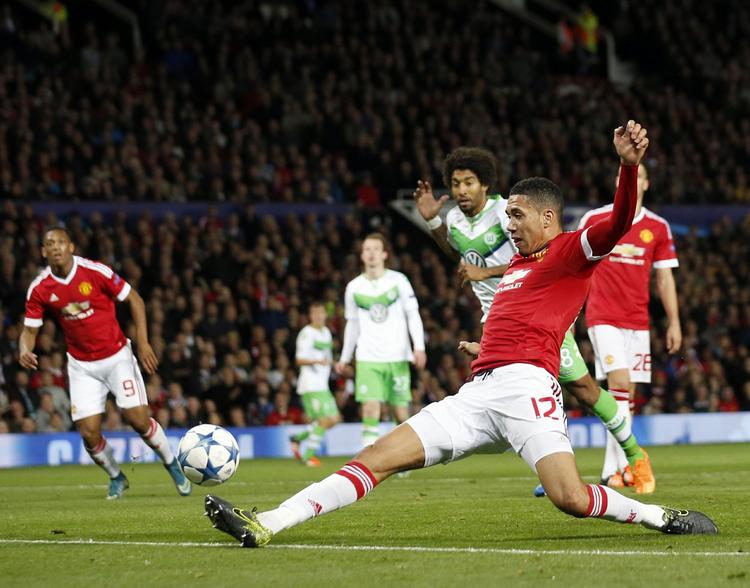2-1. Med det yderste af en fremstrakt tå blev Chris Smalling matchvinder for Manchester United. 