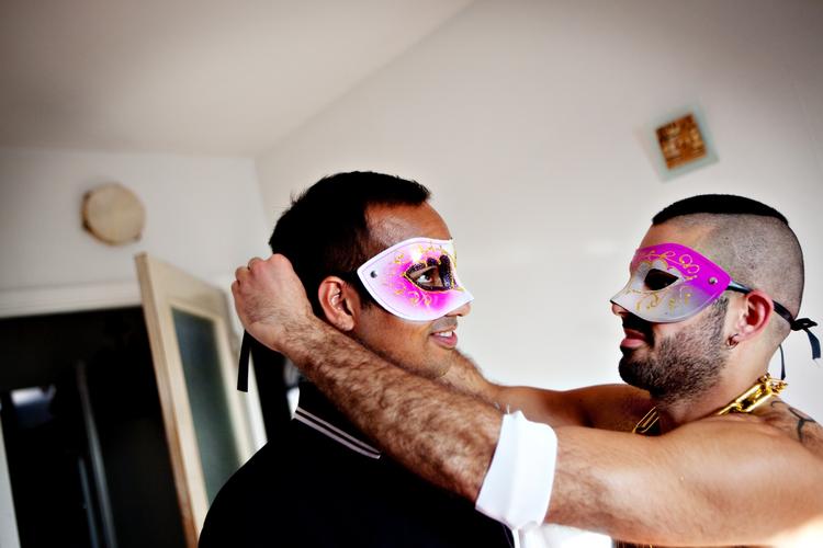 SAMMEN. Mange nydanske homoseksuelle skjuler deres seksualitet for deres familie. I netværket Sabaah kan de mødes med ligesindede. Her er to medlemmer ved at forberede sig til den årlige pride parade i København. 