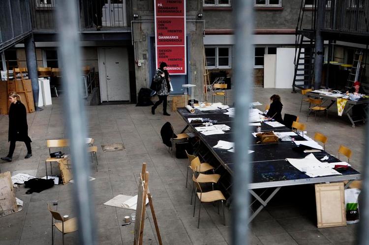 STOLELEG. For mange designere og arkitekter til for få arbejdspladser, får regeringen til at foreslå færre studerende - som her KADK på Holmen i København. 