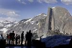 TRÆKPLASTER. Fra Glacier Point er der udsigt til klippen Half Dome. Der er en vandre- og klatresti op til toppen, men det er en udfordrende tur. 
