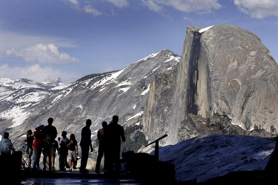 TRÆKPLASTER. Fra Glacier Point er der udsigt til klippen Half Dome. Der er en vandre- og klatresti op til toppen, men det er en udfordrende tur. 