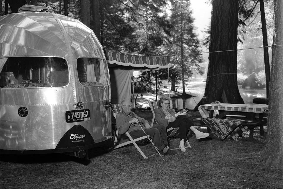 HISTORISK. Camping i Yosemite i 1952. Både dengang og nu trækker parken kolossalt mange gæster. Især i sommerweekender, hvor trængslen kan være overvældende. 