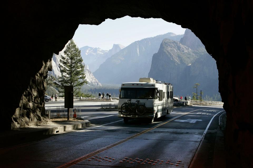 TILGÆNGELIGT. Vejnettet i Yosemite er altid holdt i flot stand. Om vinteren er indgangen fra øst via Tioga Pass dog lukket af sne. 