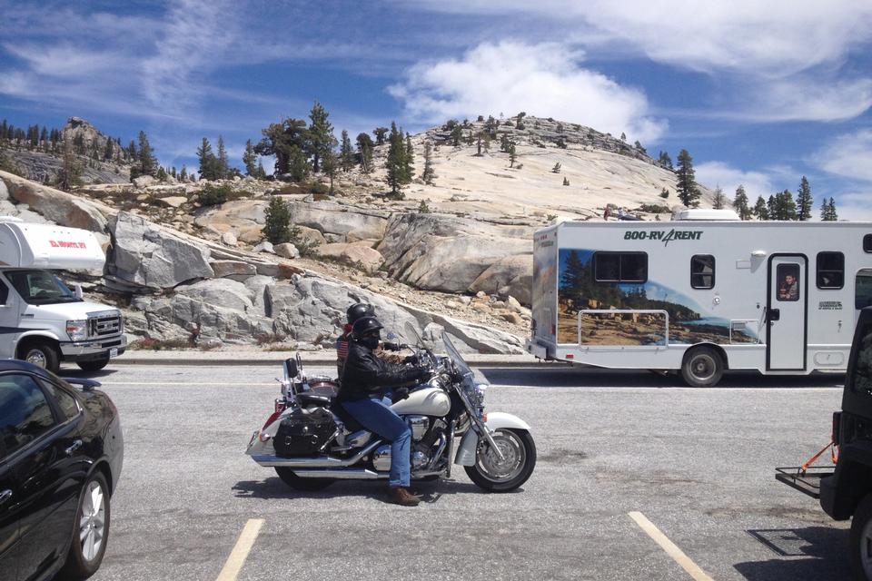ALSIDIG. Alle transportformer er velkomne i Yosemite. Der er over 100 kilometer fra den ene ende af parken til den anden.. Det er næsten nødvendigt med et køretøj for at komme hele vejen rundt. 