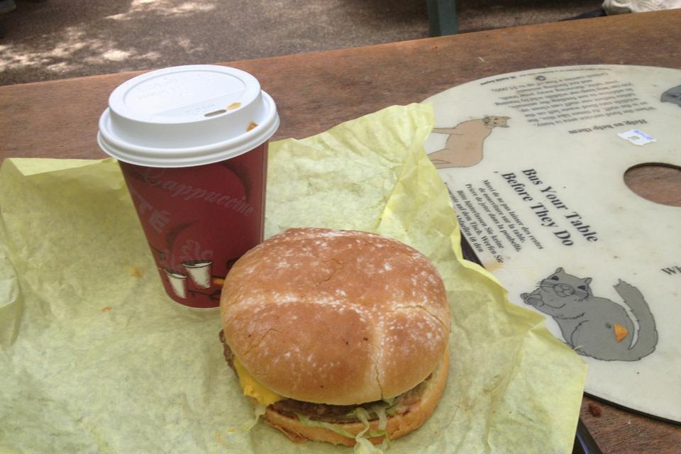 BELØNNING. Sulten kan stilles efter en dag i vandreskoene. I Yosemite Village inde i parken er der bl.a. en lille diner og en souvenirbod. Indkøb her er med til at støtte parkens drift. 