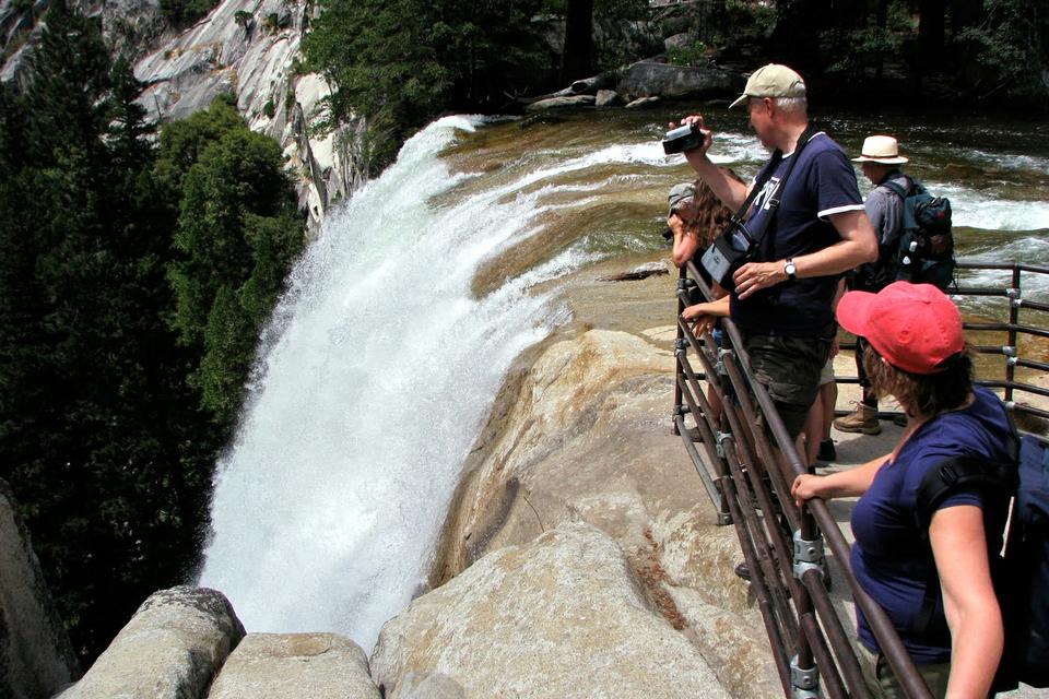 BRUS. I Yosemite kan man komme helt tæt på vandfaldene. Men hvis man ikke holder sig bag afspærringerne, er der risiko for at blive revet med af vandmasserne. 