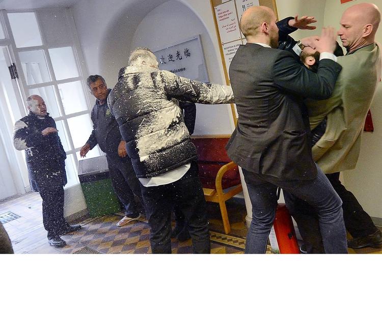 Skumangreb. Den 25-årige statsløse palæstinenser angreb med en skumslukker den  svenske justits- og migrationsminister, Morgan Johansson, i marts i år. 