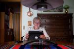 Digital dame. Da hun fik sin iPad i julegave troede Edel Andersen, 86, at hun bare skulle bruge til at lægge kabaler og holde kontakt med sin datter og svigerdatter, men i dag bruger hun den også til opskrifter, bustider, billeder og økonomistyring. 